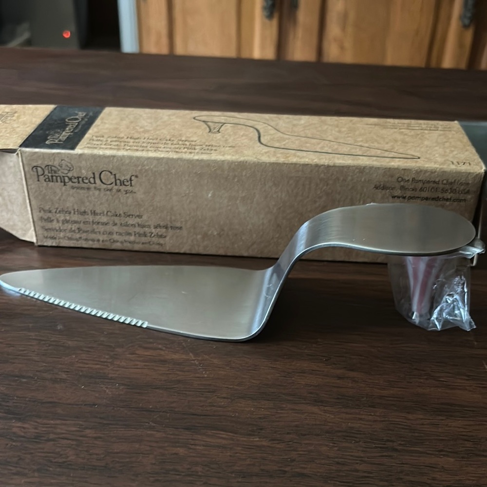 Pampered Chef Stainless Steel Cake Server serrated Pink Zebra Heel pink white